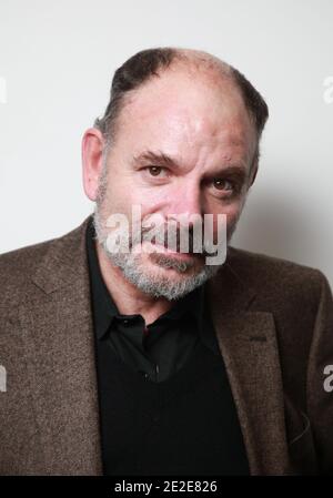 EXKLUSIV. Jean-Pierre Darroussin posiert für unseren Fotografen während der Premiere von 'Le Havre', die am 28. November 2011 im Theater Saint-Germain-des-Pres in Paris, Frankreich, stattfand. Foto von Denis Guignebourg/ABACAPRESS.COM Stockfoto