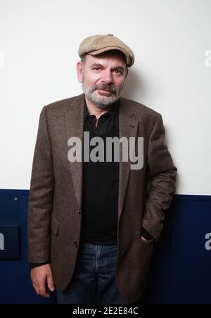 EXKLUSIV. Jean-Pierre Darroussin posiert für unseren Fotografen während der Premiere von 'Le Havre', die am 28. November 2011 im Theater Saint-Germain-des-Pres in Paris, Frankreich, stattfand. Foto von Denis Guignebourg/ABACAPRESS.COM Stockfoto