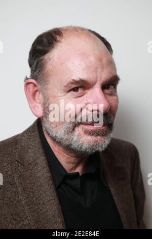 EXKLUSIV. Jean-Pierre Darroussin posiert für unseren Fotografen während der Premiere von 'Le Havre', die am 28. November 2011 im Theater Saint-Germain-des-Pres in Paris, Frankreich, stattfand. Foto von Denis Guignebourg/ABACAPRESS.COM Stockfoto