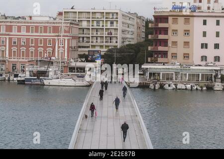 ZADAR, KROATIEN - Jan 01, 2021: Berühmte Zadar Brücke im Winter verbindet alte und neue Stadt Stockfoto