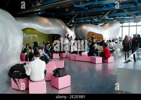 Blick auf das Restaurant "Le Georges" im 6. Stock des Centre Georges Pompidou Museum of Contemporary Art, in Paris, Frankreich am 27. November 2011. Foto von Alain Apaydin/ABACAPRESS.COM Stockfoto