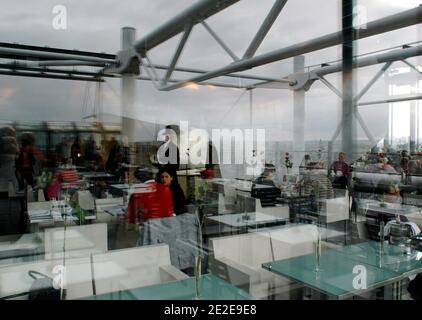 Blick auf das Restaurant "Le Georges" im 6. Stock des Centre Georges Pompidou Museum of Contemporary Art, in Paris, Frankreich am 27. November 2011. Foto von Alain Apaydin/ABACAPRESS.COM Stockfoto