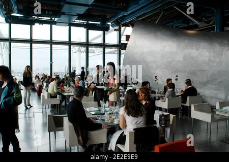 Blick auf das Restaurant "Le Georges" im 6. Stock des Centre Georges Pompidou Museum of Contemporary Art, in Paris, Frankreich am 27. November 2011. Foto von Alain Apaydin/ABACAPRESS.COM Stockfoto