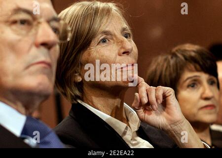 Jean Arthuis, Senator der Allianz und die Vizepräsidentin von Modem, Marielle de Sarnez, hören auf einer Pressekonferenz 2012-2020 am 30. november 2011 im Sitz der Partei in Paris, Frankreich, eine Rede des Kandidaten von Modem für die französische Präsidentschaftswahl 2012, Francois Bayrou. Foto von Stephane Lemouton/ABACAPRESS.COM Stockfoto