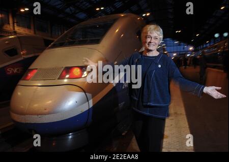 Ausschlussf. Simone Herault Pose a la Gare de Lyon, Frankreich le 29 Novembre 2011. Simone Herault est la voix qui informe depuis 30 ans sur les départs et les arrivées de tous les trains dans toutes les gares de France. Foto Christophe Guibbaud/ABACAPRESS.COM Stockfoto