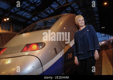 Ausschlussf. Simone Herault Pose a la Gare de Lyon, Frankreich le 29 Novembre 2011. Simone Herault est la voix qui informe depuis 30 ans sur les départs et les arrivées de tous les trains dans toutes les gares de France. Foto Christophe Guibbaud/ABACAPRESS.COM Stockfoto