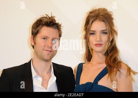 Christopher Bailey und Rosie Huntington-Whiteley bei der Burberry Paris Boutique Opening in der britischen Botschaft in Paris, Frankreich, am 1. Dezember 2011. Foto von Alban Wyters/ABACAPRESS.COM Stockfoto