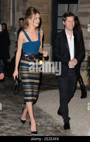 Christopher Bailey und Rosie Huntington-Whiteley bei der Burberry Paris Boutique Opening in der britischen Botschaft in Paris, Frankreich, am 1. Dezember 2011. Foto von Alban Wyters/ABACAPRESS.COM Stockfoto