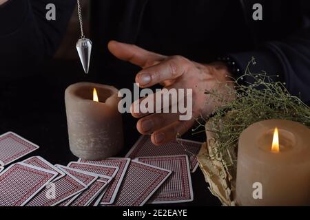 Wahrsager liest Zukunft am Tisch Stockfoto