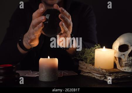 Wahrsager liest Zukunft am Tisch Stockfoto