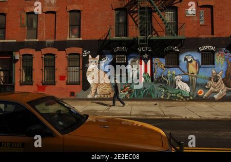 Bemalte Wand, Graff, Graffiti, Tag Werbung von Chico, Lower East Side, New York, 2011.Antonio 'CHICO' Garcia hat mehr als 3000 Wände in der ganzen Stadt gemalt. 1993 wurde er vom New York City Museum für seine Verschönerung urbaner Landschaften ausgezeichnet. Er war an vielen Bildungskampagnen beteiligt. Chico hat auch eines der Beastie Boys Albumcovers entworfen und zahlreiche kommerzielle Gemälde an Ladenfronten angefertigt. Er hat jetzt seine Tätigkeit eingestellt, da er nicht davon leben konnte, und zu viel unlauteren Wettbewerb angegeben. Mur peint, Graff, Graffiti, Tag publicaire par Chico, Lower EA Stockfoto