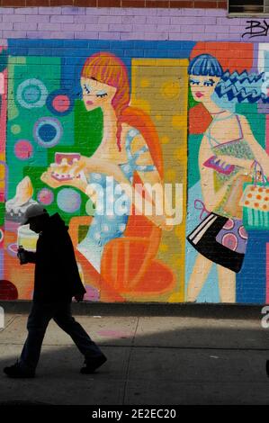 Bemalte Wand, Graff, Graffiti, Tag Werbung von Chico für ein Spa, New York, 2011.Antonio 'CHICO' Garcia hat mehr als 3000 Wände in der ganzen Stadt gemalt. 1993 wurde er vom New York City Museum für seine Verschönerung urbaner Landschaften ausgezeichnet. Er war an vielen Bildungskampagnen beteiligt. Chico hat auch eines der Beastie Boys Albumcovers entworfen und zahlreiche kommerzielle Gemälde an Ladenfronten angefertigt. Er hat jetzt seine Tätigkeit eingestellt, da er nicht davon leben konnte, und zu viel unlauteren Wettbewerb angegeben. Mur peint, Graff, Graffiti, Tag publicitaire par Chico pour un Spa, Sal Stockfoto