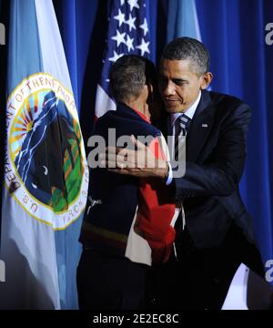 Präsident Barack Obama umarmt seinen indianischen Vater aus der Crow Nation, der ihn adoptierte, nachdem er auf der Stammeskonferenz des Weißen Hauses am 2. Dezember 2011 im US-Innenministerium in Washington, DC, USA, gesprochen hatte. Ziel der Konferenz ist es, die Beziehungen zwischen den Regierungen der Vereinigten Staaten und den Stammesregierungen weiter zu stärken. Foto von Olivier Douliery/ABACAPRESS.COM Stockfoto