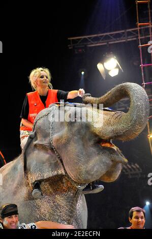 Adriana Karembeu startet am 2. Dezember 2011 die 5. Ausgabe von 'Tous en Fete' im Zirkus Pinder in Paris, Frankreich. Foto von Thierry Plessis/ABACAPRESS.COM Stockfoto