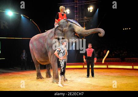 Adriana Karembeu startet am 2. Dezember 2011 die 5. Ausgabe von 'Tous en Fete' im Zirkus Pinder in Paris, Frankreich. Foto von Thierry Plessis/ABACAPRESS.COM Stockfoto