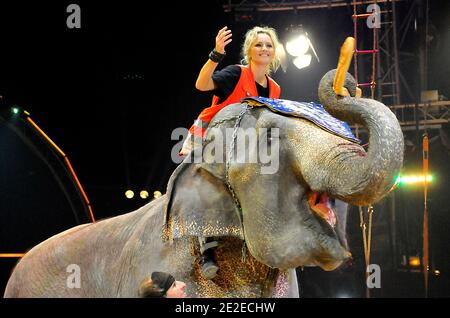 Adriana Karembeu startet am 2. Dezember 2011 die 5. Ausgabe von 'Tous en Fete' im Zirkus Pinder in Paris, Frankreich. Foto von Thierry Plessis/ABACAPRESS.COM Stockfoto