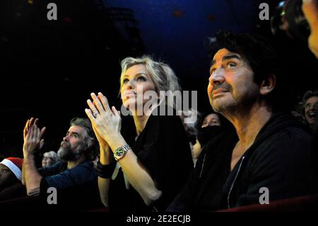 Adriana Karembeu startet am 2. Dezember 2011 die 5. Ausgabe von 'Tous en Fete' mit einer Freundin im Zirkus Pinder in Paris. Foto von Thierry Plessis/ABACAPRESS.COM Stockfoto