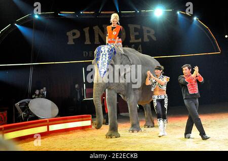 Adriana Karembeu startet am 2. Dezember 2011 die 5. Ausgabe von 'Tous en Fete' im Zirkus Pinder in Paris, Frankreich. Foto von Thierry Plessis/ABACAPRESS.COM Stockfoto