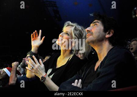 Adriana Karembeu startet am 2. Dezember 2011 die 5. Ausgabe von 'Tous en Fete' mit einer Freundin im Zirkus Pinder in Paris. Foto von Thierry Plessis/ABACAPRESS.COM Stockfoto