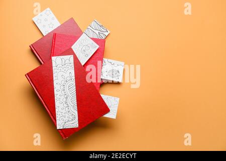 Niedliche Lesezeichen mit Büchern auf farbigem Hintergrund Stockfoto
