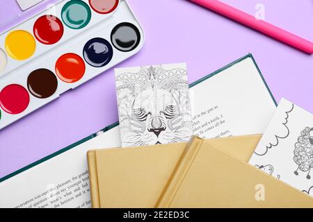Niedliche Lesezeichen mit Büchern und Farben auf farbigem Hintergrund Stockfoto