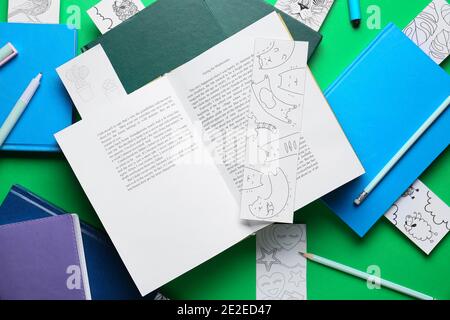 Niedliche Lesezeichen mit Büchern auf farbigem Hintergrund Stockfoto