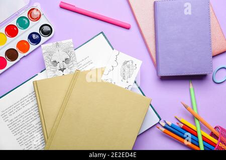 Niedliche Lesezeichen mit Büchern, Bleistiften und Farben auf farbigem Hintergrund Stockfoto