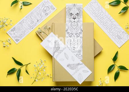Niedliche Lesezeichen mit Büchern auf farbigem Hintergrund Stockfoto