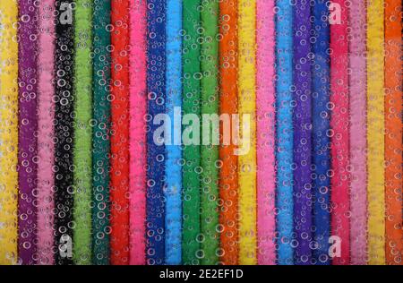 Buntstifte gestapelt und machen einen bunten Regenbogen. Stockfoto