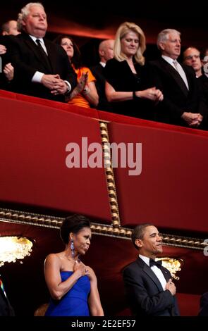 First Lady Michelle Obama (L), Präsident Barack Obama und andere hören während der Nationalhymne bei der Live-Aufzeichnung des jährlichen Kennedy Center Honors in Washington, DC, am 4. Dezember 2011. Die Ehre wurde für ihre Leistungen und Beiträge an die Kunstschauspielerin Meryl Streep, Sänger Neil Diamond, Schauspielerin Barbara Cook, Musiker Yo-Yo Ma und Musiker Sonny Rollins gemacht, die als diesjährige Empfänger der Kennedy Center Honors ausgezeichnet wurden. Foto von Brendan Smialowski/ABACAPRESS.COM Stockfoto