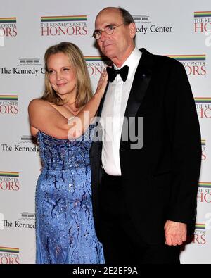 James Taylor und seine Frau, Caroline 'Kim' Smedvig, kommen zum formellen Artist's Dinner zu Ehren der Empfänger der Kennedy Center Honors 2011, veranstaltet von US-Außenministerin Hillary Rodham Clinton am 3. Dezember 2011 im US-Außenministerium in Washington, D.C.. Die 2011 Preisträger sind Schauspielerin Meryl Streep, Sänger Neil Diamond, Schauspielerin Barbara Cook, Musiker Yo-Yo Ma und Musiker Sonny Rollins. Foto von Ron Sachs/CNP/ABACAPRESS.COM Stockfoto