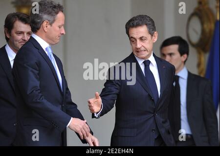 DER US-Finanzminister Timothy Geithner, der französische Wirtschafts- und Finanzminister Francois Baroin und der französische Präsident Nicolas Sarkozy sind am Ende eines Treffens am 07. Dezember 2011 im Präsidentenpalast Elysee in Paris, Frankreich, abgebildet. Foto von Christophe Guibbaud/ABACAPRESS.COM Stockfoto