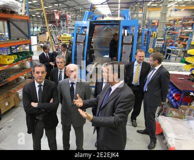 Frankreichs Verkehrsminister Thierry Mariani (L) zusammen mit dem Isere-Abgeordneten Alain Moyne-Bressand (2. L) bei seinem Besuch auf der Baustelle Sigma und Poma in Thuellins-Veyrin bei Grenoble im Südosten Frankreichs am 8. Dezember 2011. Das Unternehmen ist einer der weltweit wichtigsten Hersteller von Seilbahnen und Seilbahnen. Poma ersetzte kürzlich die Roosevelt Island Tramway in New York City, die ein Design verwendet, das mechanisch auf dem Vanoise Express basiert. Fotos von Vincent Dargent/ABACAPRESS.COM Stockfoto