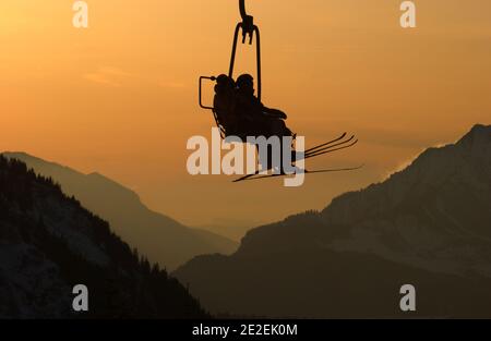 Avoriaz Skigebiet 1800, Sessellifte, Skilifte, Skifahrer, Skifahren, Schnee, gegen das Licht, Alpes, Haute-Savoie, Frankreich.die "Dents du Midi", Blick emblematisch der "Portes du Soleil", ist das Zeugnis eines Berges erhalten. Das Gebiet von Grand Avoriaz ist den Freuden des Skifahrens gewidmet.die Höhenlage garantiert einen permanenten Schnee in allen Jahreszeiten (im Durchschnitt 8 Meter pro Winter). Station de Ski Avoriaz 1800, telesiege, remontee mecanique, skieurs, Skier, neige, contre-jour, Alpes, Haute-Savoie, Frankreich, 2007. Les Dents du Midi, vue emblematique du domaine des portes du Soleil, sont le temo Stockfoto