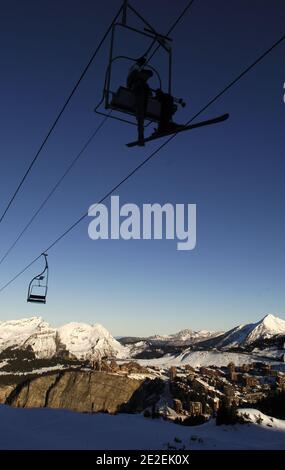 Avoriaz Skigebiet 1800, Sessellifte, Skilifte, Skifahrer, Skifahren, Schnee, gegen das Licht, Alpes, Haute-Savoie, Frankreich.die "Dents du Midi", Blick emblematisch der "Portes du Soleil", ist das Zeugnis eines Berges erhalten. Das Gebiet von Grand Avoriaz ist den Freuden des Skifahrens gewidmet.die Höhenlage garantiert einen permanenten Schnee in allen Jahreszeiten (im Durchschnitt 8 Meter pro Winter). Station de Ski Avoriaz 1800, telesiege, remontee mecanique, skieurs, Skier, neige, contre-jour, Alpes, Haute-Savoie, Frankreich, 2007. Les Dents du Midi, vue emblematique du domaine des portes du Soleil, sont le temo Stockfoto