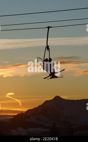 Avoriaz Skigebiet 1800, Sessellifte, Skilifte, Skifahrer, Skifahren, Schnee, gegen das Licht, Alpes, Haute-Savoie, Frankreich.die "Dents du Midi", Blick emblematisch der "Portes du Soleil", ist das Zeugnis eines Berges erhalten. Das Gebiet von Grand Avoriaz ist den Freuden des Skifahrens gewidmet.die Höhenlage garantiert einen permanenten Schnee in allen Jahreszeiten (im Durchschnitt 8 Meter pro Winter). Station de Ski Avoriaz 1800, telesiege, remontee mecanique, skieurs, Skier, neige, contre-jour, Alpes, Haute-Savoie, Frankreich, 2007. Les Dents du Midi, vue emblematique du domaine des portes du Soleil, sont le temo Stockfoto