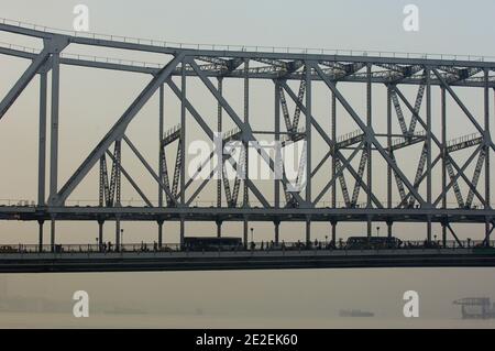 Die Howrah-Brücke, überquert den Fluss Hooghly eine der längsten Brücken der Welt (etwa 150 000 Fahrzeuge und 4,000 Fußgänger überqueren sie jeden Tag), Kolkata, Indien, 2007.Le pont Howrah, Franchit la riviere Hooghly un des plus longs ponts du monde( environon 150 000 voitures et 4 000 pietons le traversent chaque jours ), Kalkutta, Inde, 2007. Foto von David Lefranc/ABACAPRESS.COM Stockfoto