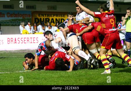 Versuch der USA Perpignans Romain Taofifenua beim European Amlin Challenge Cup Rugby Spiel, USAP gegen Cavalieri Prato im Aime Giral Stadion in Perpignan, Südfrankreich am 9. Dezember 2011. Foto von Michel Clementz/ABACAPRESS.COM Stockfoto