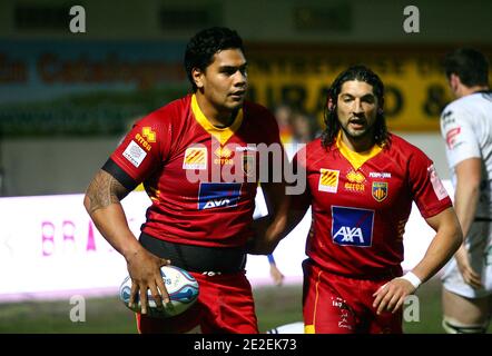 USA Romain Taofifenua von Perpignan und Jean-Pierre Perez beim European Amlin Challenge Cup Rugby Spiel, USAP gegen Cavalieri Prato im Aime Giral Stadion in Perpignan, Südfrankreich am 9. Dezember 2011. Foto von Michel Clementz/ABACAPRESS.COM Stockfoto