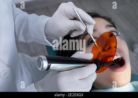 Hochwinkeliger Schuss des Kieferorthopäden, der die Zähne des Patienten überprüft Stockfoto