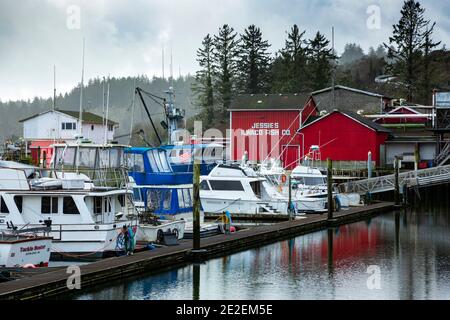 WA19125-00...WASHINGTON - Boote in der Illwaco Marina am Ufer des Columbia River am südlichen Ende der Long Beach Halbinsel gelegen. Stockfoto