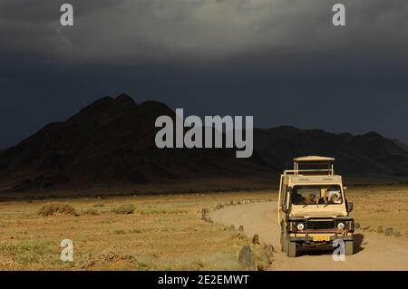 Sossusvlei Sanddünen, Ausflug, 4x4 Ausflug.Sossuvlei befindet sich neben dem Sesriem Canyon, im Namib Naukluft Park. Die Dünen erheben sich über 375 Meter über dem Fluss Tsauchab, der von Osten nach Westen fließt und in der Wüste wenige Kilometer vom Atlantik entfernt stirbt. Sie gehören zu den höchsten Dünen der Welt. Diese Dünen befinden sich auf einer alten versteinerten Wüste, die eine Sandsteinbasis bildet, Namibia, 2008. Dunes de sable de Sossulvlei, Exkursion en 4x4. Sossuvlei se trouve à cote du Canyon de Sesriem, à l’Interieur du Parc de Namib Naukluft. Les Dunes s’elevent à plus de 375 m Stockfoto