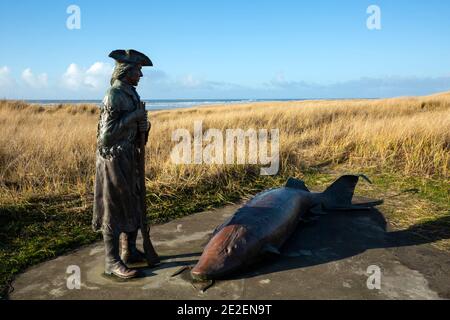 WA19137-00...WASHINGTON - Statue von William Clark einen 10 Fuß Stör am Strand betrachten, während Sie die Long Beach Halbinsel erkunden. Stockfoto