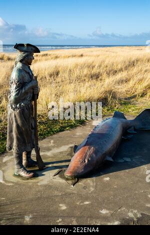 WA19138-00...WASHINGTON - Statue von William Clark einen 10 Fuß Stör am Strand betrachten, während Sie die Long Beach Halbinsel erkunden. Stockfoto