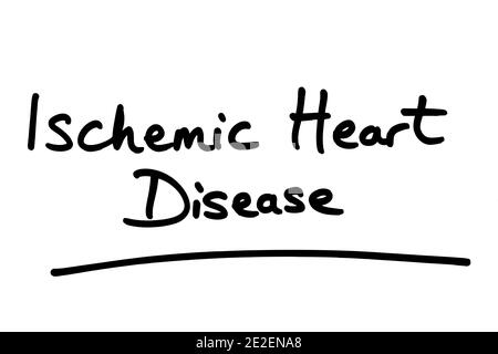 Ischämische Herzkrankheit handgeschrieben auf weißem Hintergrund. Stockfoto