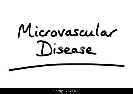 Mikrovaskuläre Erkrankung, handgeschrieben auf weißem Hintergrund. Stockfoto