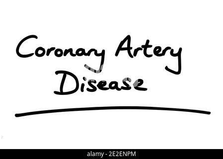 Koronare Herzkrankheit, handgeschrieben auf weißem Hintergrund. Stockfoto