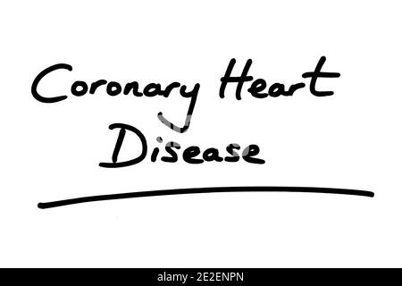 Koronare Herzkrankheit, handgeschrieben auf weißem Hintergrund. Stockfoto