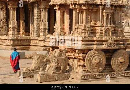 Vithala Tempel, Hampi, Indien, März 2008.Hampi ist ein Dorf im Karnataka Staat in Indien. Es befindet sich innerhalb der Mauern der zerstörten Stadt Vijayanagara, 500 Denkmäler rund um einen riesigen Granit Chaos verstreut. Tempel Vithala, Hampi, Inde, mars 2008. Hampi est un Village de l'Etat du Karnataka en Inde. Il est situe à l'Interieur de l'enceinte de la ville en ruine de Vijayanagara, 500 Monumente dissemines dans un immense Chaos granitique. Foto von David Lefranc/ABACAPRESS.COM Stockfoto