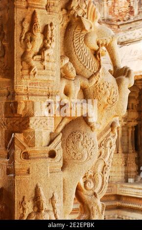 Detail, Skulptur, Vithala Tempel, Hampi, Indien, März 2008.Hampi ist ein Dorf in Karnataka Staat in Indien. Es befindet sich innerhalb der Mauern der zerstörten Stadt Vijayanagara, 500 Denkmäler rund um einen riesigen Granit Chaos verstreut. Detail, Skulptur, Tempel Vithala, Hampi, Inde, mars 2008. Hampi est un Village de l'Etat du Karnataka en Inde. Il est situe à l'Interieur de l'enceinte de la ville en ruine de Vijayanagara, 500 Monumente dissemines dans un immense Chaos granitique. Foto von David Lefranc/ABACAPRESS.COM Stockfoto